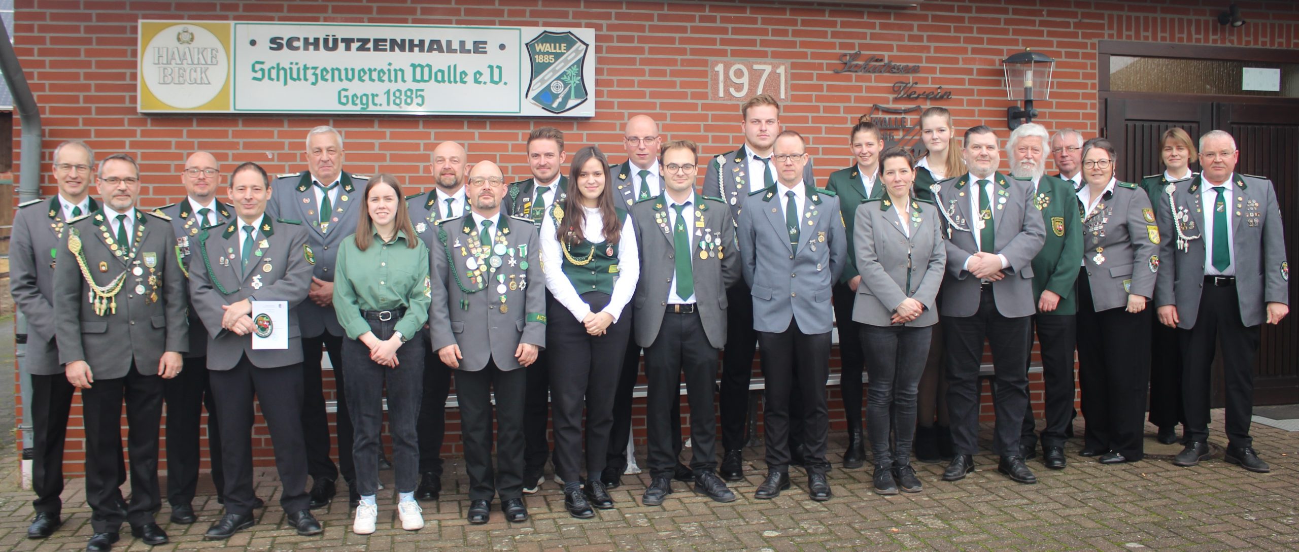 Die nagelneuen Schießsportleiter des KSV mit dem Vorsitzenden Steffen Müller (v.l.) und dem Kreisschießsportleiter Bernhard Michaelis in Walle.